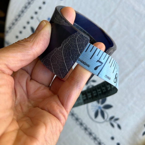 Resin cuff bracelet - cream & off-white - Picture 3 of 8